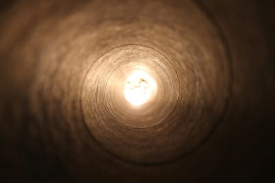 Blick durch Pappröhre ins Licht als Bild für Analen Sex